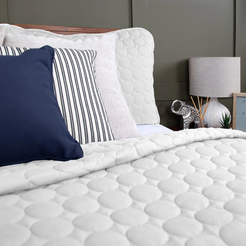 Circles Classic Quilt Set, White